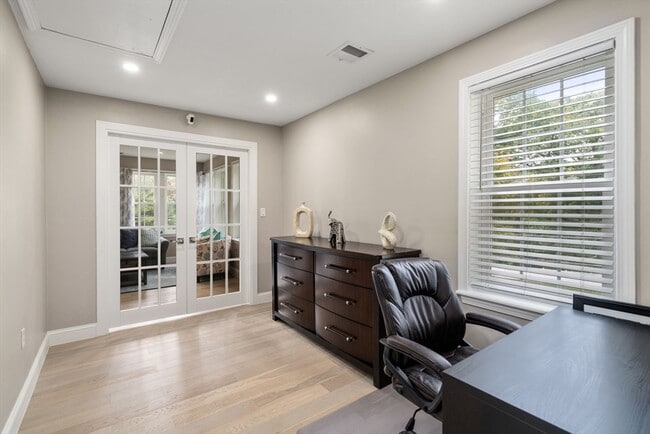 Building Photo - 63 Pine St