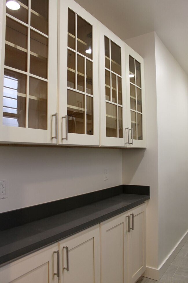 Building Photo - Parking! 2BR. Private Patio!  DISHWASHER! On-Site LAUNDRY! HARDWOOD!