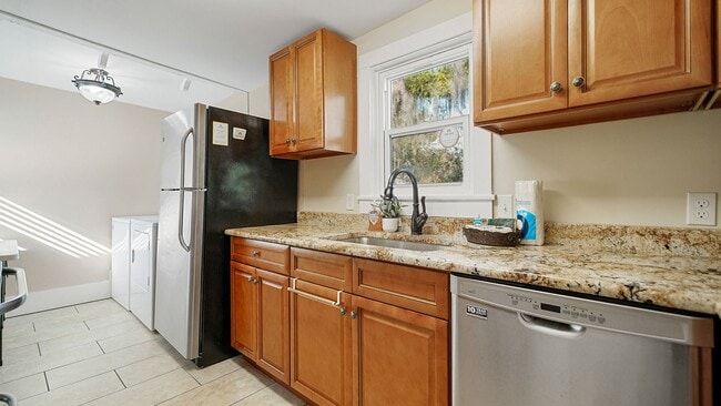 Building Photo - 14 Sanchez Ave