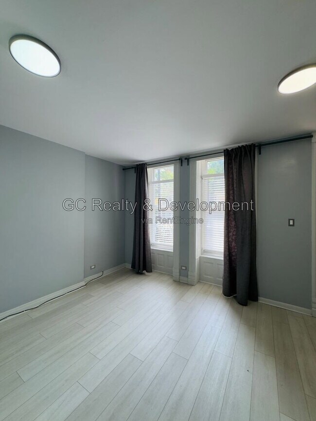 Building Photo - 2307 S Leavitt St