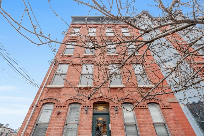 Building Photo - 128 Bright St