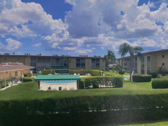 Building Photo - 500 Village Green Cir W