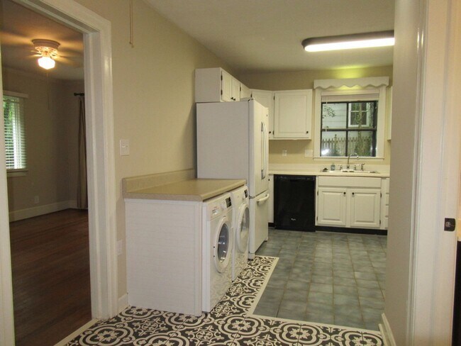 Building Photo - Lovely 2br bungalow with screened porch an...