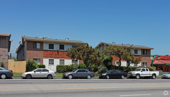 Primary Photo - 8734 Woodman Ave