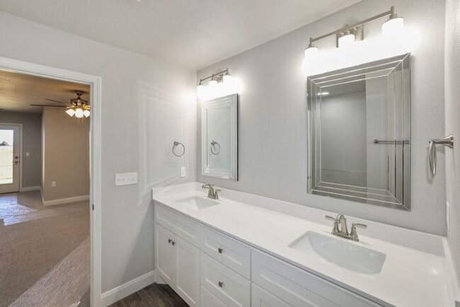 Building Photo - 7616 Woodford Ave