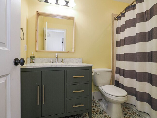 Building Photo - 4 Bedroom, 2.5 bathroom Bluffdale Home