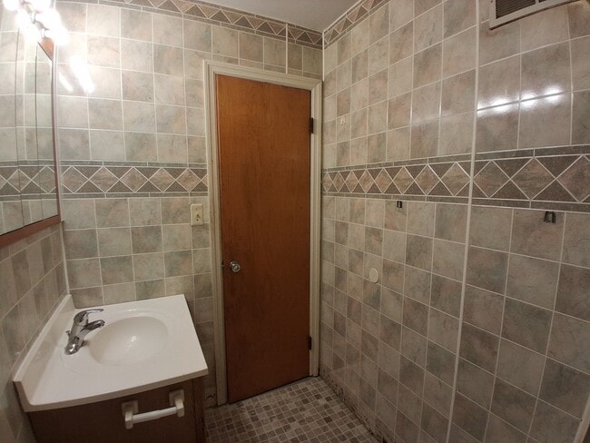 Building Photo - 108 Porter St