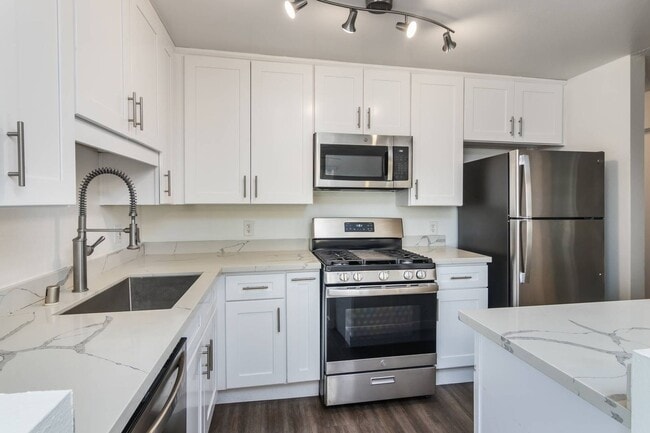 Building Photo - Corner unit with mountain views!!