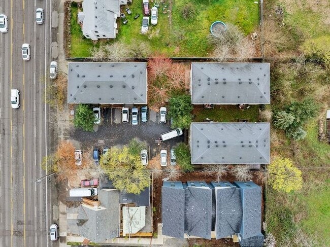 Building Photo - 2 bedroom 1.5 bath Condo! Washer and Dryer in unit!!