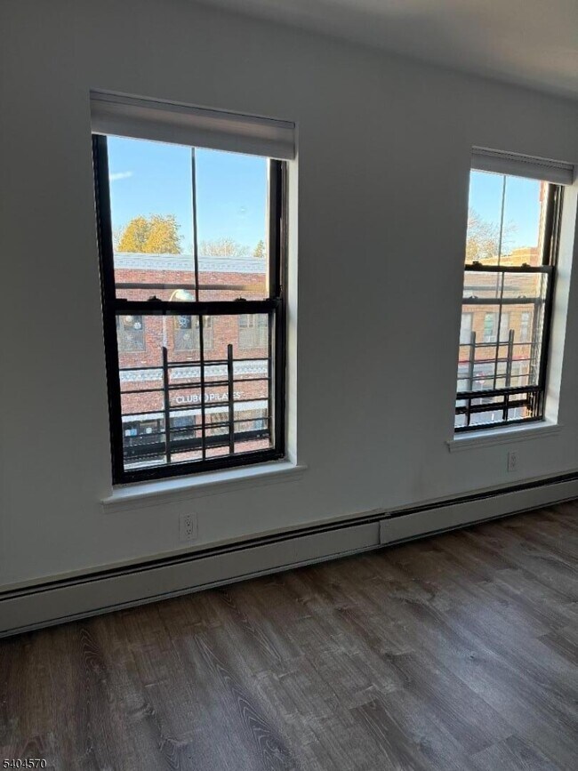 Building Photo - 220 E Broad St