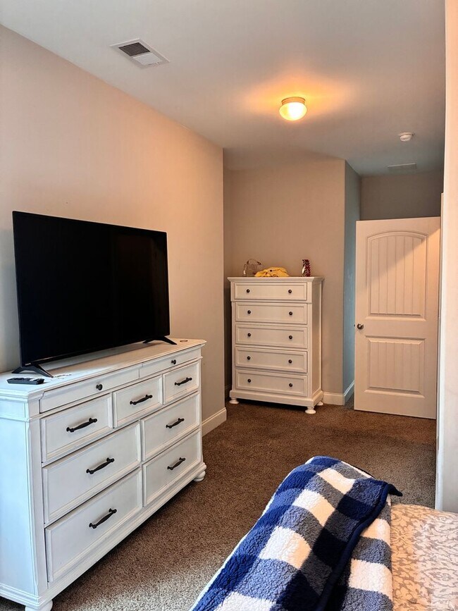 Building Photo - 4 bed 4.5 bath unit in West End neighborhood!