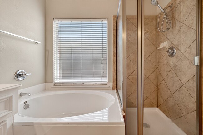 Building Photo - 2114 Thorn Berry Creek Ln