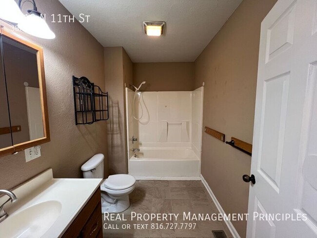 Building Photo - ***Move-In Special*** Recently Renovated, ...