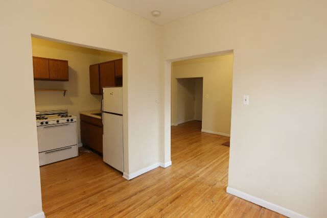 Building Photo - 836 W Barry Ave