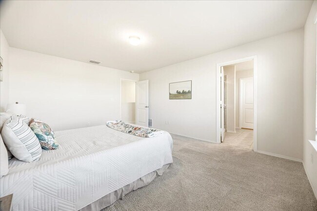 Building Photo - Light-Filled Home in Amenity-Rich Community with Pool & Park!