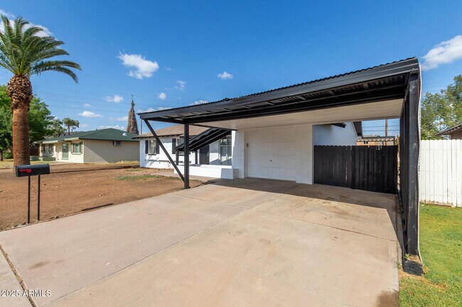 Building Photo - 9033 N 15th Dr