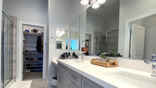 Building Photo - Spectacular 3 Bedroom Townhouse in Gate Community Near Sky Canyon and Centennial! Strip Views!