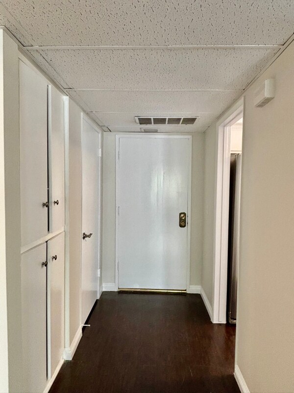 Building Photo - 17440 Burbank Blvd