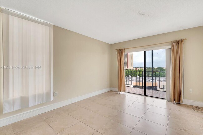 Building Photo - 9682 Fontainebleau Blvd