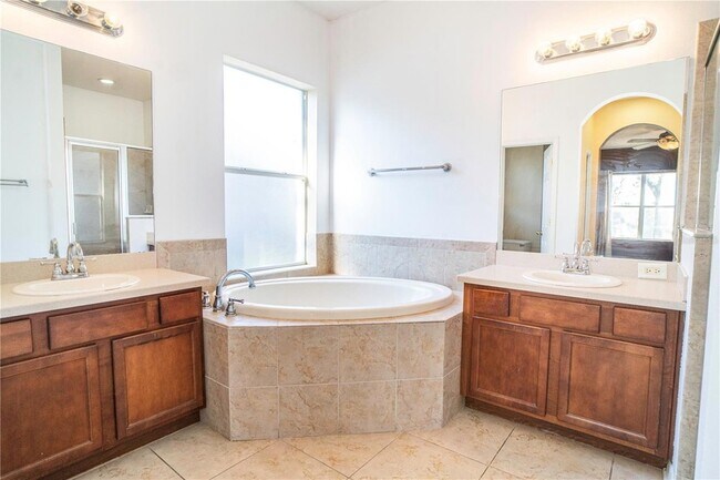 Building Photo - 561 Winthrop Dr