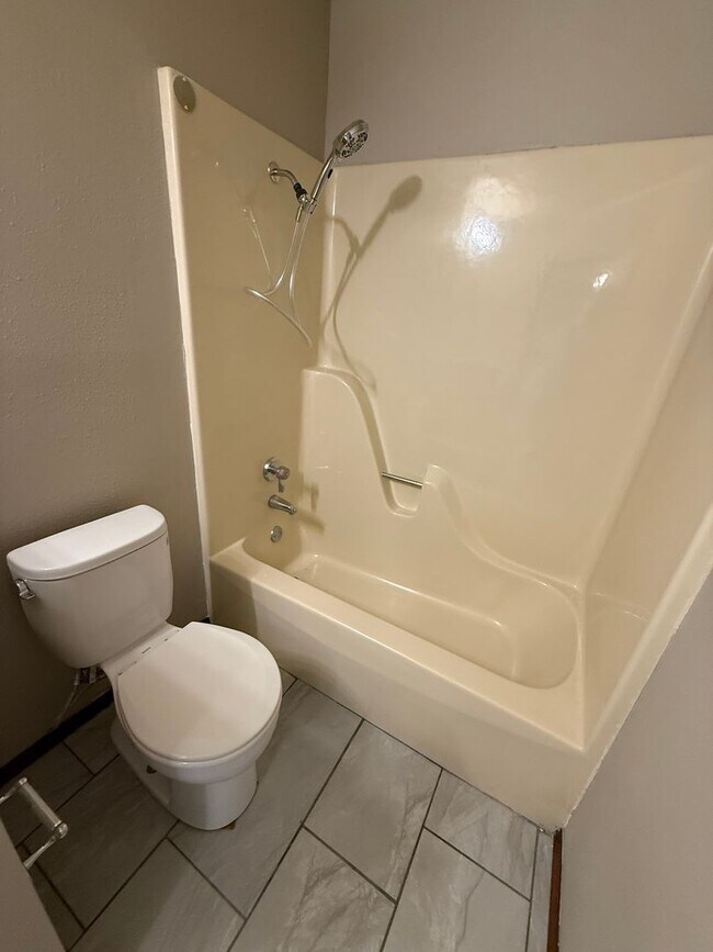 Building Photo - 3 Bed 2 Bath Duplex with 2 Car Garage.  Gas Heat & Hot Water.  Yard Care Included.