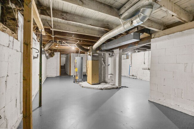 Building Photo - 3 Bedroom 1 Bath 2 Stall Detached Garage