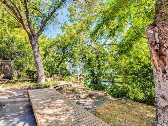 Building Photo - 500 E Riverside Dr