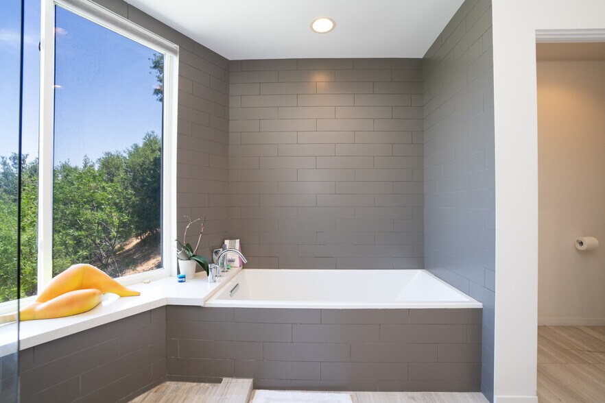 Building Photo - 3865 Buena Park Dr