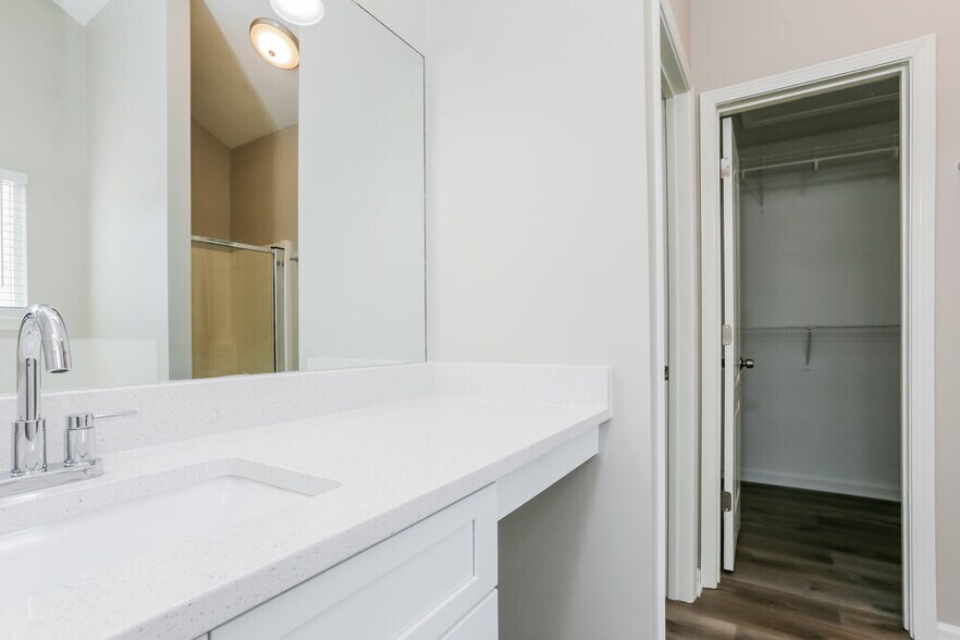 Building Photo - 213 Summer Hill Cir