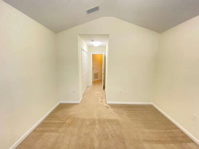 Building Photo - STONEBRIDGE LAKES 3 bed 2 1/2 bath