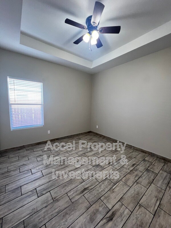 Building Photo - 1327 W Garfield Ave