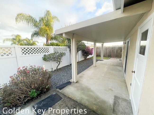 Building Photo - Nicely update Costa Serena Home!