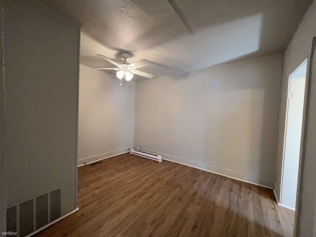 Building Photo - 1 br, 1 bath Triplex - 900 Elm Street 2