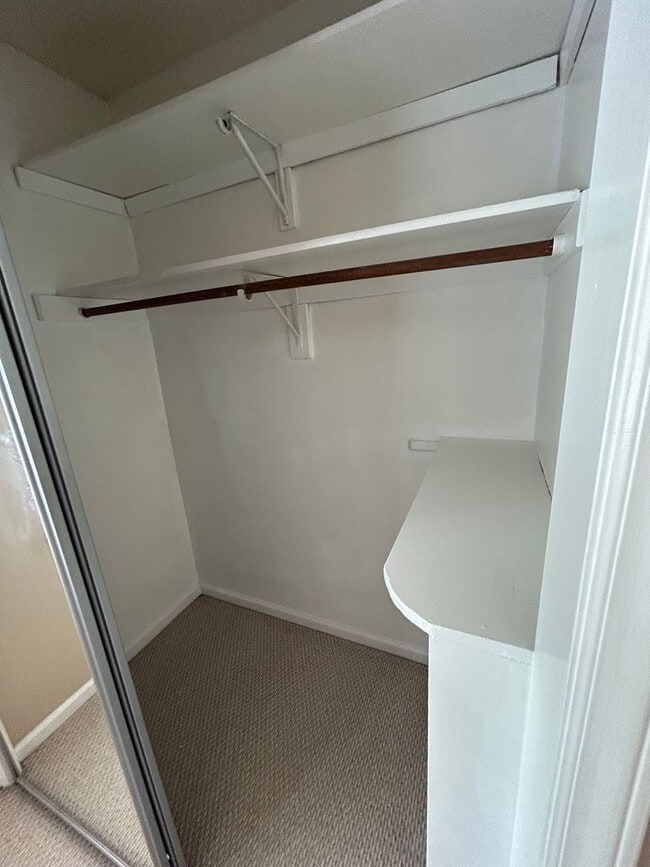Building Photo - 2 Bedroom Townhome Available now!