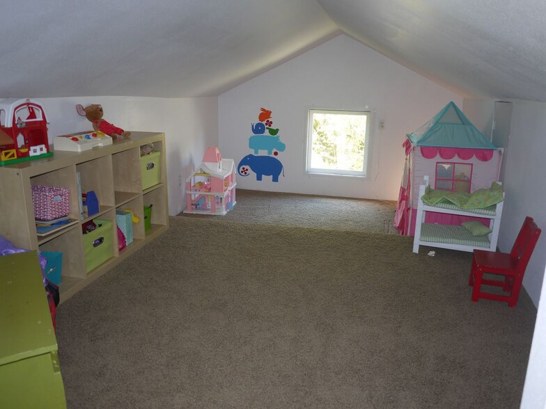 Upstairs bonus Room -6' at peak - 3924 se 9th ave