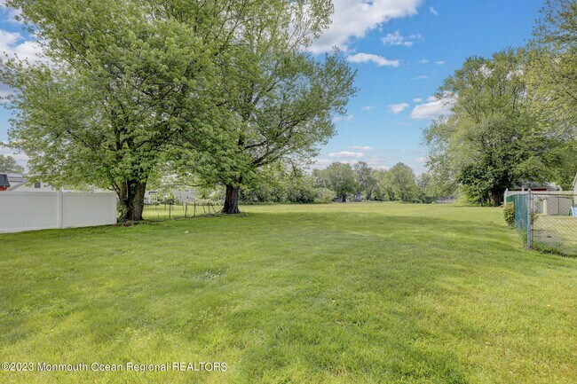 Building Photo - 12 Main St