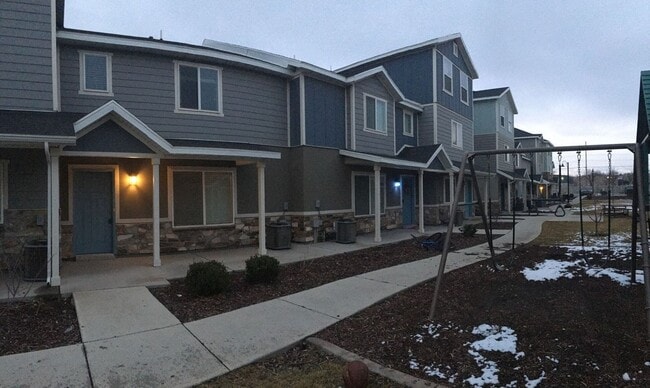 Building Photo - Amazing 2 Story Townhome in Vineyard w/ at...
