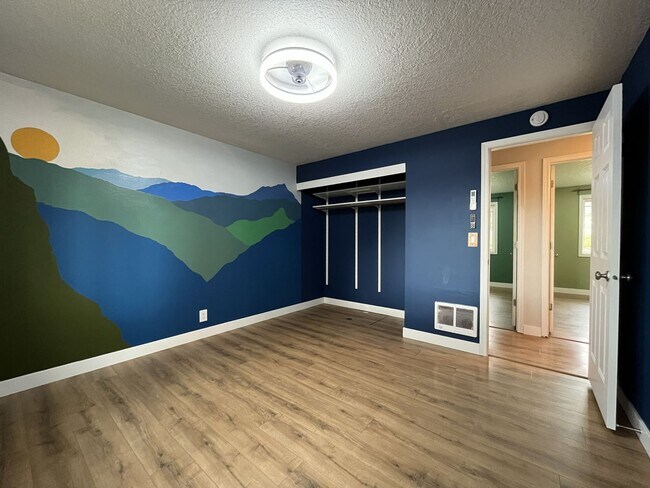 Building Photo - Beautifully Maintained Single-Level 3 Bedroom Home in North Plains Featuring Flexible Living Spac...