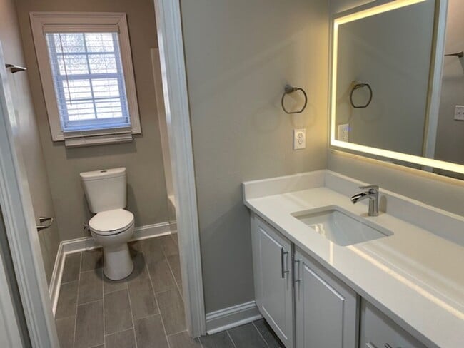 Building Photo - Newly Renovated!