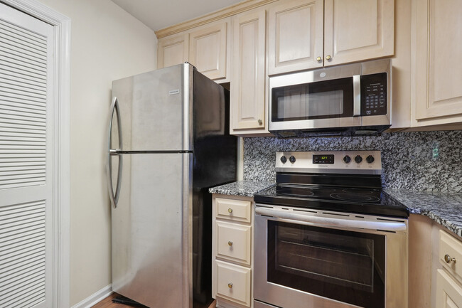 Kitchen - 174 Amherst Pl NW