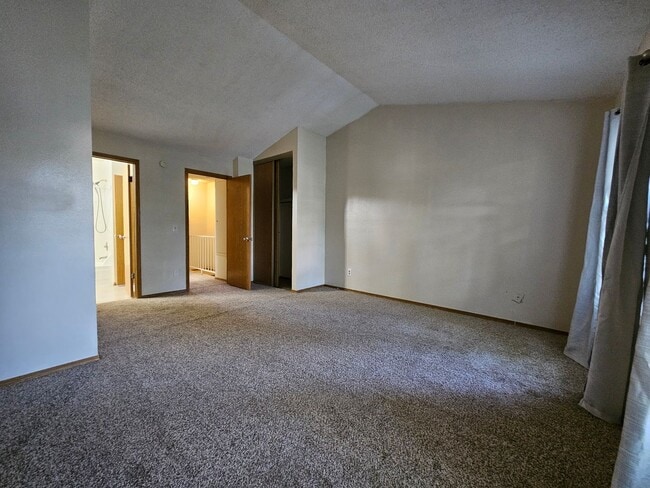 Building Photo - Spacious 2 Bed Townhome w/ Fenced Yard & N...