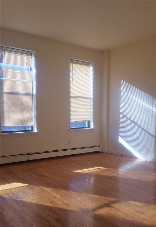 Building Photo - 496 Pavonia Ave