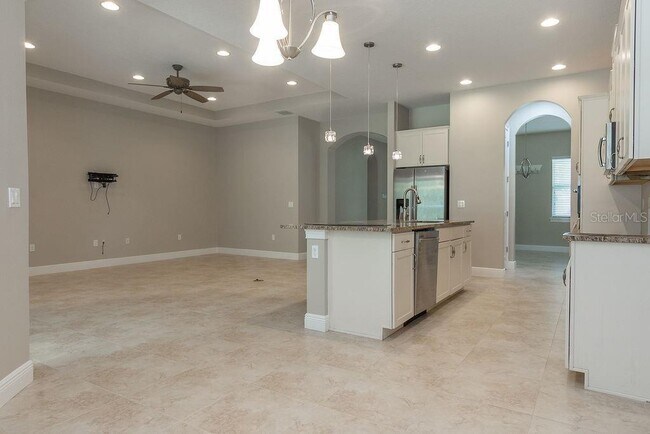 Building Photo - 906 Victoria Hills Dr S