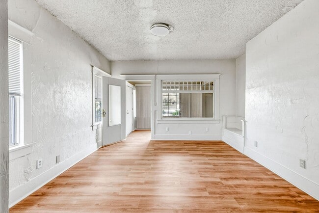 Building Photo - Spacious 1BR + 2.5BA Near USC and DTLA | First Floor Unit