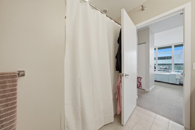 Building Photo - 720 N Larrabee St