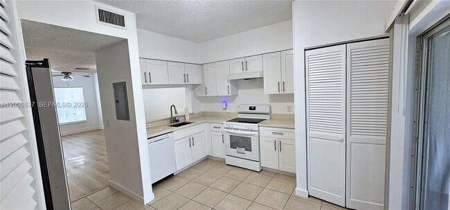 Building Photo - 46 Simonton Cir