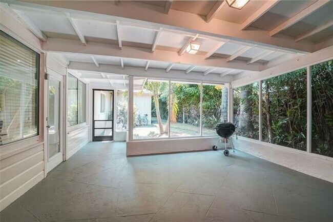 Building Photo - 60 SW 18th Terrace