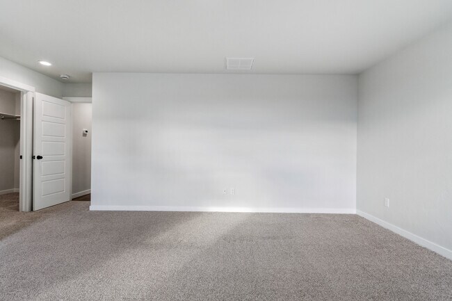 Building Photo - 3117 S Old Farm Ave