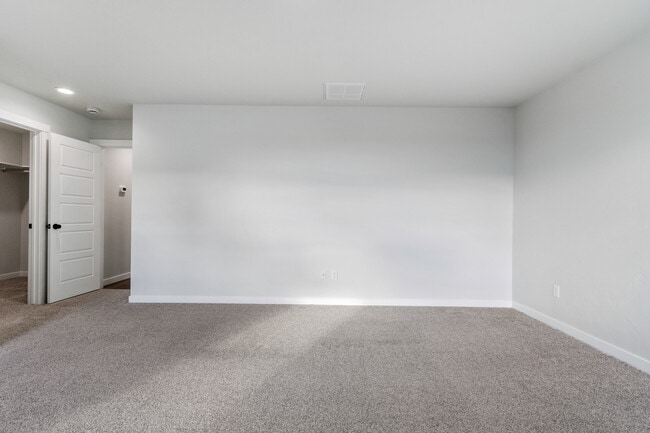 Building Photo - 7113 S Old Farm Ave