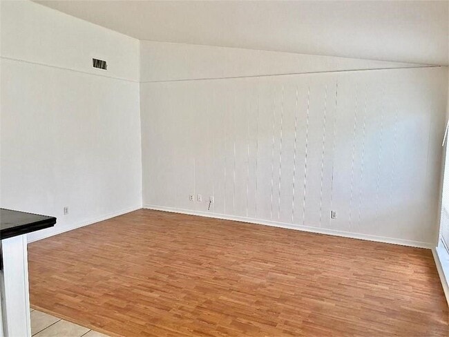 Building Photo - 614 W 51st St